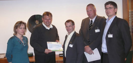 Representanter fra Norske Skog har presentert planer om en biodiesel-fabrikk for landbruks- og matminister Terje Riis-Johansen. F.v: Siri Engeset, Terje Riis-Johansen, Klaus Schöffel, Tom Bratlie og Nils Christian Helgesen. Foto: Ståle Norang, LMD.