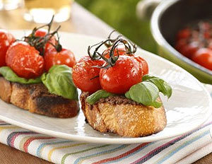 Grillet bruschetta med tapenade og bakte tomater