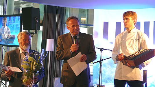 F.v: Halvor Heuch, sjefsdestillatør Arcus. Lars Peder Brekk. Geir Skeie, juryleder Linie Award.