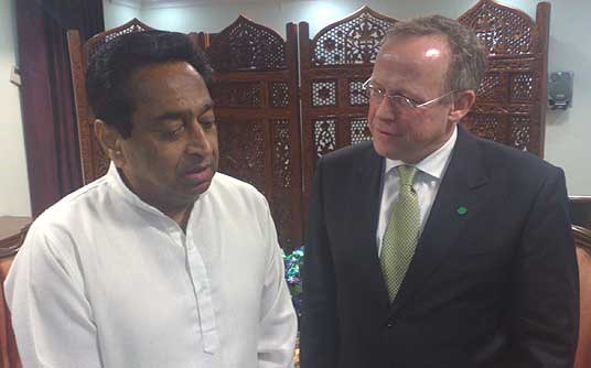 Lars Peder i samtale med Indias handels- og næringsminister Kamal Nath. Foto: LMD