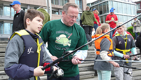 Elever fra Huseby skole deltok under avspark-arrangementet til Fiskelykke på Aker Brygge i Oslo i dag. Noen fikk hjelp av statsråd Lars Peder Brekk. Foto: LMD