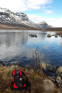 Næringsutvikling: Ryggsekk og fiskestang ved vann. Foto: LMD