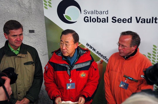 Landbruks- og matminister Lars Peder Brekk med FNs generalsekretær Ban Ki-Moon og miljø- og utviklingsminister Erik Solheim ved Svalbard Globale frøhvelv.