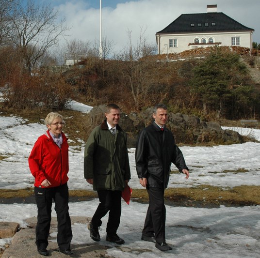 Liv Signe Navarsete, Erik Solheim og Jens Stoltenberg lanserer nye retningslinjer om strandsone på Huk. Foto: Marianne Gjørv.