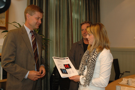 Dick Morten Hande-Hansen og Andrea Hvattum overbrakte resultatene til Erik Solheim. Foto: MD.