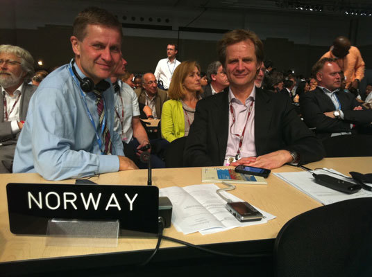 Miljø- og utviklingsminister Erik Solheim sammen med forhandlingsleder Audun Rosland. Foto: Miljøverndepartementet.
