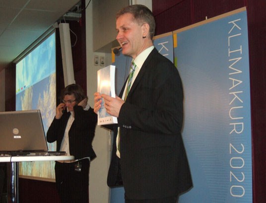 Miljø- og utviklingsminister Erik Solheim mottok i dag Klimakur 2020. Foto: Miljøverndepartementet.