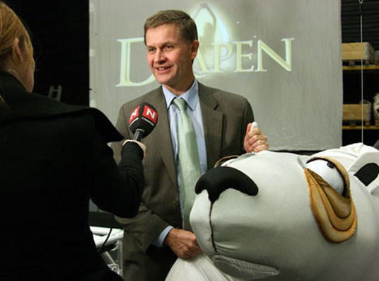 Miljø- og utviklingsminister Erik Solheim deltok under presselanseringen sammen med isbjørnen. Foto: Miljøverndepartementet.