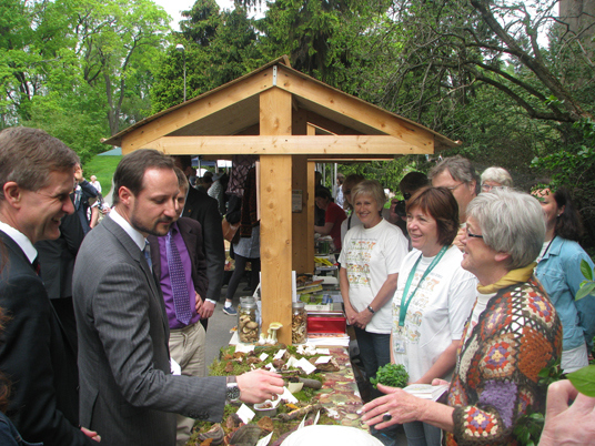 H.K.H Kronprins Haakon, miljø- og utviklingsminster Erik Solhem og daglig leder for SABIMA Rune Aanderaa besøker Soppforeningens stand. Foto: Kristin Thorsrud Teien.