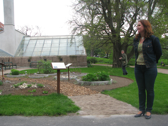 Statssekretær Heidi Sørensen ved åpningen av rødliste- og svartlistebed i botanisk hage på Tøyen i Oslo. Foto: Kristin Thorsrud Teien.