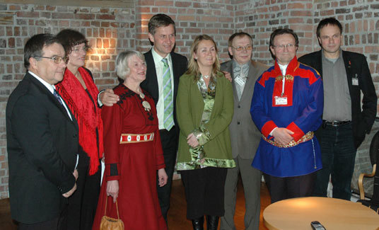Miljø- og utviklingsminister Erik Solheim med utvalget ved overlevering av rapporten. Foto: Miljøverndepartementet.