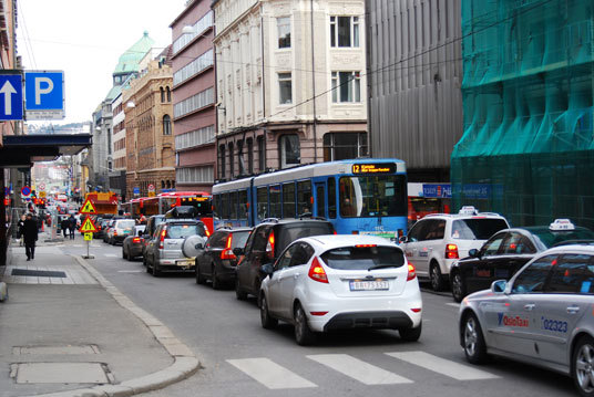 Regjeringen er opptatt av å få redusert biltrafikken og økt andelen reiser med kollektivtransport. En utfordring for kollektivtransporten er at den ofte blir forsinket av bilkø, som her i Oslotrafikken. Foto Marianne Gjørv.