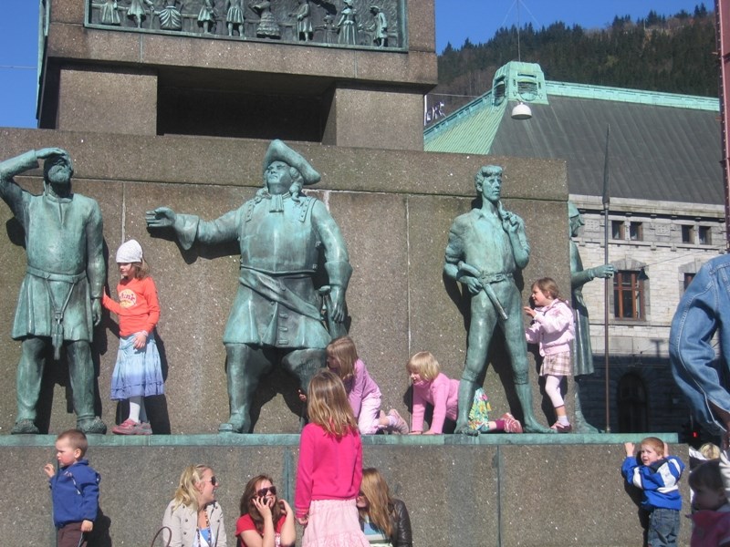 barn klatrer på sjømannsmonumentet i Bergen