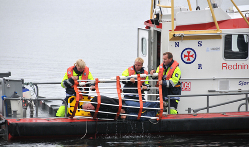 Redningsselskapet redder mann som har falt over bord. (Foto: Redningsselskapet)