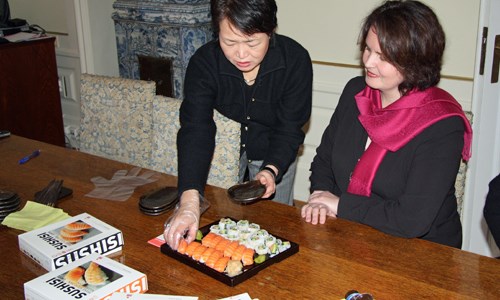Gründer Nayoung Mathiesen serverer sushi.