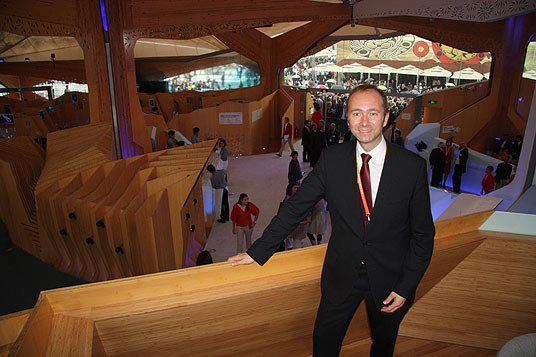 Giske ønsker kineserne velkommen til den norske paviljongen som er den eneste på EXPO, bygget i tre. Mange stod i lange køer for å slippe inn lørdag ettermiddag.