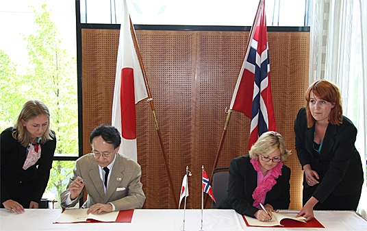 Undertegning v/Mr. Seiichi Ohkuchi og Rikke Lind.