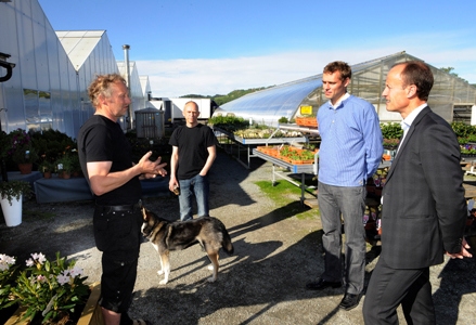 Olje- og energiminister Ola Borten Moe får en gjennomgang av hvordan Ekra gartneri har nyttiggjort seg Enova-støtte i sitt gartneri. Fra venstre Magnus Bredeli, Amund Bredeli, Borten Moe, og Nils Kristian Nakstad (adm.dir i Enova). Foto: Ekra gartneri/Adressa