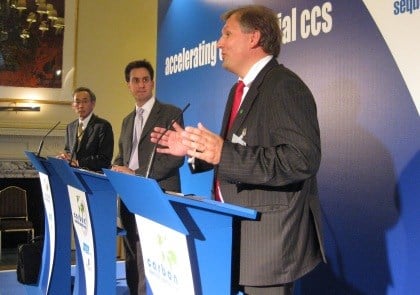 Stephen Chu (til venstre) under en pressekonferanse med den britiske energiministeren Ed Miliband (i midten) og Terje Riis-Johansen (til høyre) under CSLF i London i oktober 2009. Foto: UC/OED