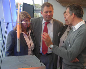 Terje Riis-Johansen får en gjennomgang av teknologien med StatoilHydros oppdragsleder for Hywind, Sjur Bratland, flankert av direktør for ny energi Alexandra Bech Gjørv (delvis skjult), og konserndirektør for teknologi og ny energi Margareth Øvrum