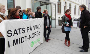 Terje Riis-Johansen i samtale med representanter fra Natur og ungdom