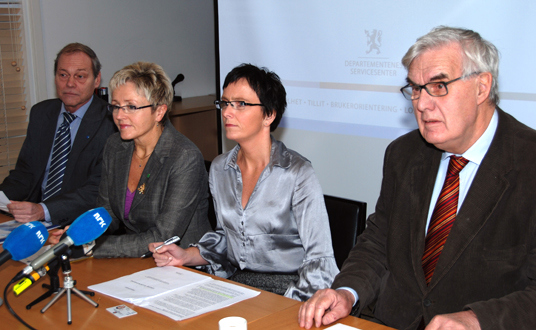 Fra venstre: Post- og teletilsynets direktør Willy Jensen, samferdselsminister Liv Signe Navarsete, fornyings- og administrasjonsminister Heidi Grande Røys og Datatilsynets direktør Georg Apenes. Foto: FAD.