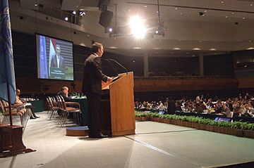 Statsminister Jens Stoltenberg holder sin tale til FNs klimakonferanse på Bali. Foto: SMK