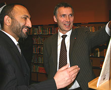 Statsminister Stoltenberg og Afghanistans utdanningsminister Haneef Atmar ser på persiske barnebøker på Deichmanske bibliotek. Foto: SMK