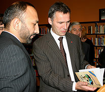 Statsminister Stoltenberg og Afghanistans utdanningsminister Haneef Atmar ser på persiske barnebøker på Deichmanske bibliotek. Foto: SMK