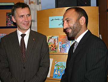 Statsminister Stoltenberg og Afghanistans utdanningsminister Haneef Atmar foran persiske barnebøker på Deichmanske bibliotek. Foto: SMK