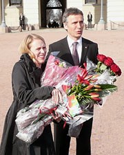 Barne- og likestillingsminister Anniken Huitfeldt og statsminister Jens Stoltenberg på Slottsplassen. Foto: SMK