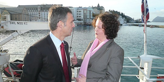 Jens Stoltenberg og Sylvia Brustad på båten frå Ålesund til Hareid. Foto: SMK