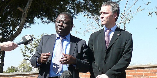 Jens Stoltenberg og Morgan Tsvangirai møttes forrige gang i Sør-Afrika i april 2008. Foto: Statsministerens kontor