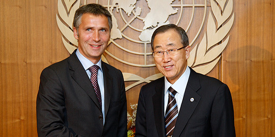 Statsminister Jens Stoltenberg og FNs generalsekretær Ban Ki-moon. UN Photo/Evan Schneider.