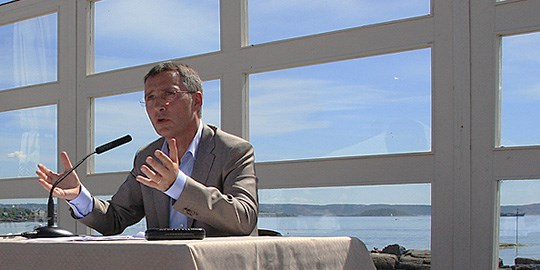 Statsminister Jens Stoltenberg møtte pressen til oppsummerende pressekonferanse på Hukodden restaurant i Oslo tirsdag. Foto: Statsministerens kontor