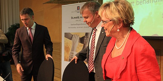 Stoltenberg, Hanssen og Kleppa presenterer Samhandlingsreformen. Foto: Statsministerens kontor