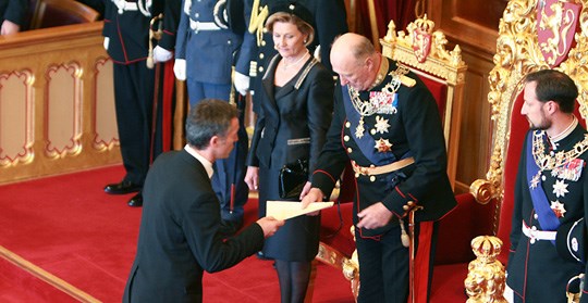 Statsminister Stoltenberg overleverer Trontalen til Hans Majestet Kongen. Foto: Stortinget