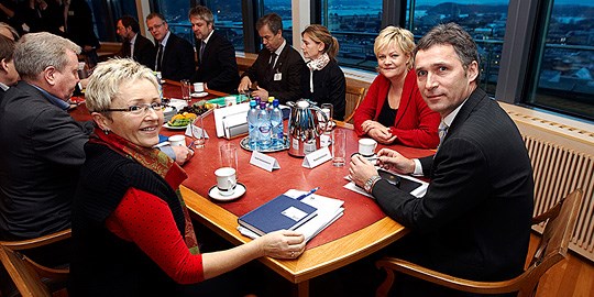 Stoltenberg, Halvorsen og Navarsete møter økonomar. Foto: Scanpix