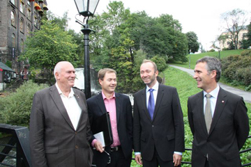 Bilde: Roar Flåthen fra LO, Knut Sunde fra Norsk industri, nærings- og handelsminister Trond Giske og statsminister Jens Stoltenberg (Foto: NHD).