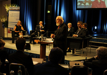 Bilde: ILOs generaldirektør Juan Somavia holder innlegg under konferansen (Foto: Rune Kongsro)