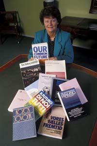 Statsminister Gro Harlem Brundtland med Verdenskommisjonens rapport på mange språk, i 1988.