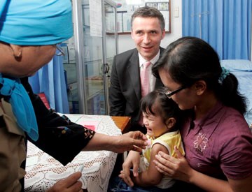 Prime Minister Jens Stoltenberg visits the child health clinic Puskemas in Tebet area in Jakarta. The Prime Minister watches while little Gladys receives her vaccine. Photo: Bjørn Sigurdsøn / SCANPIX