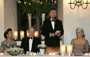 Statsministeren holder tale til H.K Kongen under feiringen av hans 70-årsdag på Akershus slott. Foto: Scanpix