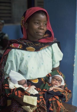 Mor med sine to barn på en helseklinikk i Zanzibar. Foto: UNICEF/ HQ96-1367/Giacomo Pirozzi
