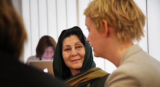 Afghanistans kvinneminister i samtale med statsekretær Ingrid Fiskaa. (Foto: Martin Lerberg Fossum, FN-delegasjonen)