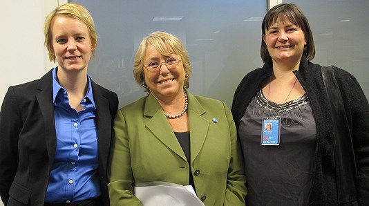 Statsekretær Ingrid Fiskaa, leder i FNs kvinneorganisasjon Michelle Bachelet og statssekretær Henriette Westhrin. (Foto: Emma K. Lydersen, FN-delegasjonen)