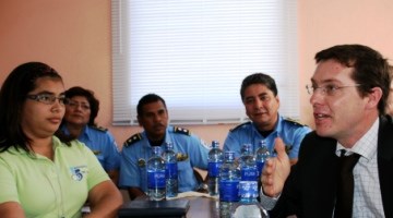 Statssekretær Håkon A. Gulbrandsen (SV) på besøk på et mottakssenter for kvinner ved en politistasjon i Managua, Nicaragua. (Foto: Wera Helstrøm, UD)