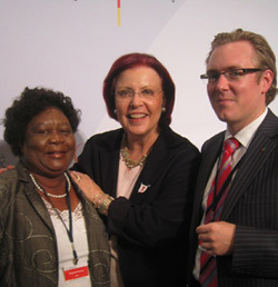 Visestyreleder for Det globale fondet, Liz Mataka, Tysklands utviklingsminister Heidemarie Wieczorek-Zeul og politisk rådgiver Torbjørn Urfjell i Utenriksdepartementet. Foto: UD