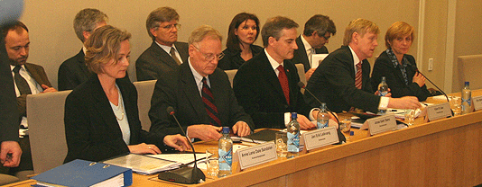 Utenriksminister Støre redegjorde for egne og UDs erfaringer etter angrepet i Kabul. Foto: Pierre de Brisis, UD.