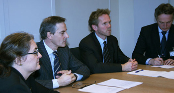 Bilde: Utenriksminister Støre sammen med (fra venstre) utvalgets nestleder Liv Monica Stubholt, leder Fredrik Sejersted og utvalgets sekretær Ulf Sverdrup. Foto: Marta B. Haga, UD